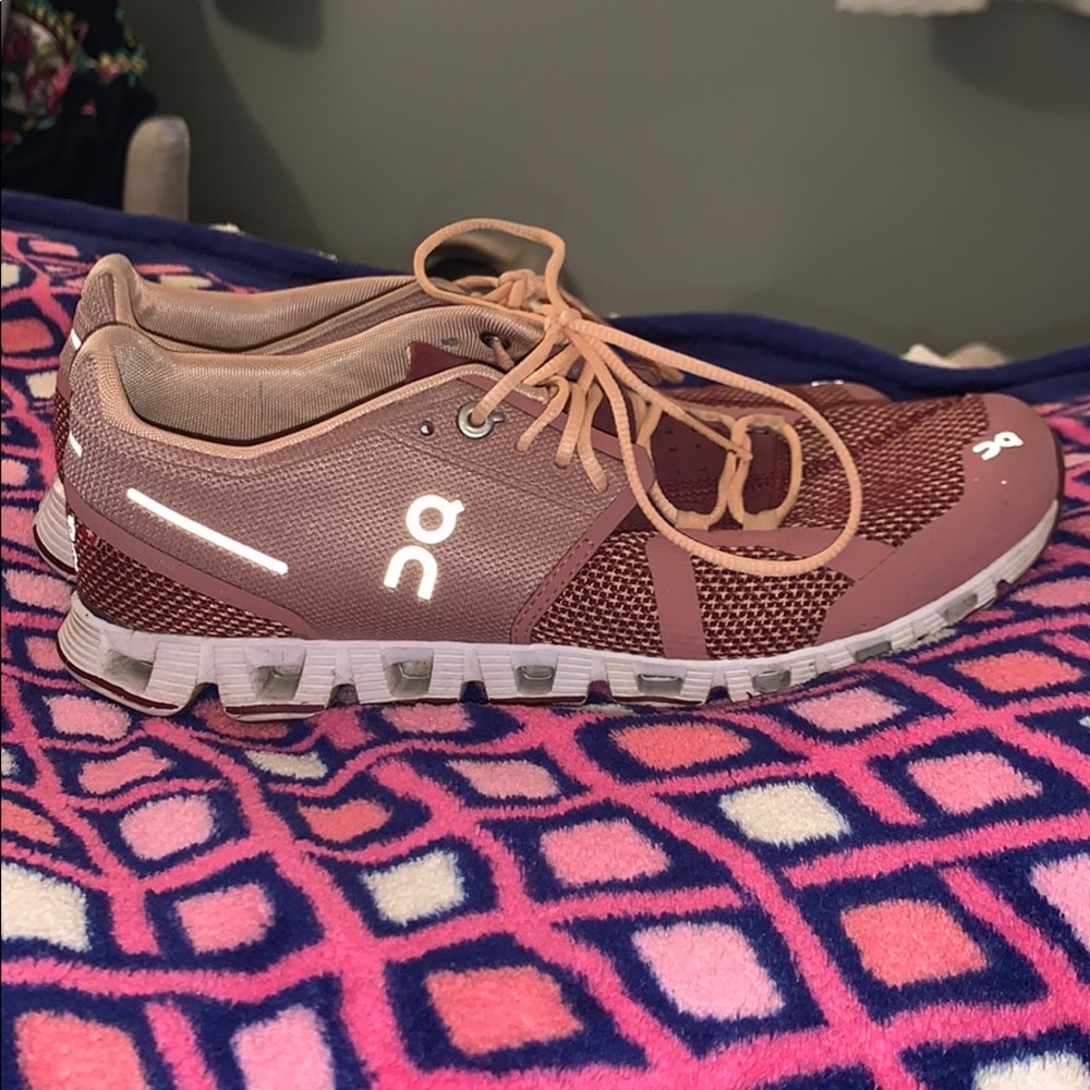 On cloud size 8 women’s sneakers